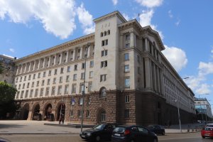 Прокурори влязоха в президентската институция съобщава БГНЕС  Една полицейска кола и