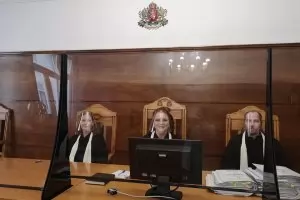 Адвокати искат в съда да се влиза само с шлем, маска и ръкавици