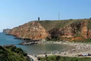 По морето туристи няма, но на Болата е пълно с коли на плажа