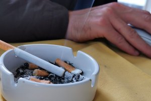 Пушенето на цигари и употребата на други тютюневи изделия продължава