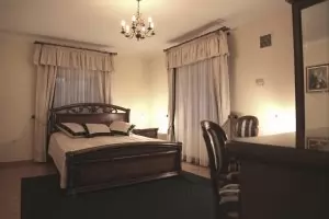 Приходите на хотелиерите спадат с близо 40% през октомври