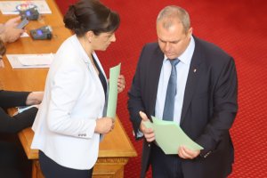 Представителите на политическите сили както управляващи така и опозиция се