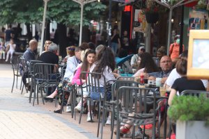 Продажбата на приготвена храна от павилиони и магазини както и доставките