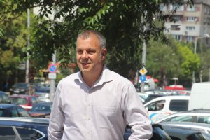 Близо 2000 човека представители на медии икономисти юристи интелектуалци духовници