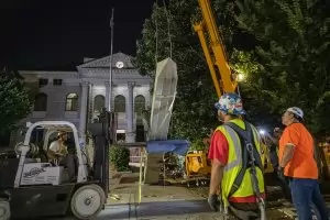 Президентът Тръмп поиска затвор за нападение над статуи 
