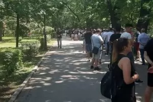 Фенове без маски се стълпиха на опашки за билети за финала