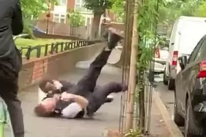 Чернокож атакува жестоко полицай в Лондон