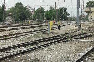 Част от контактната мрежа се е скъсала и е паднала