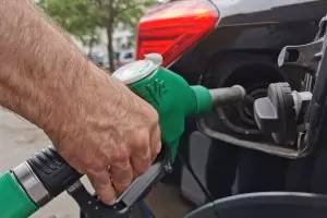 Над една пета от заплатата ни отива да напълним колата с бензин