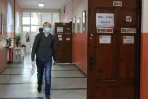 Училищните неволи продължават с маски, храна и спорт