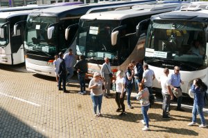 Превозвачи екскурзоводи и туроператори излязоха на протест пред Министерски съвет днес