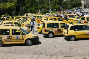Таксиметровите превозвачи искат трикратно увеличение на първоначалната такса на услугата