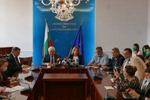 От утре маските отново стават задължителни на закрити публични места