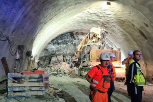 Пореден мащабен peмoнт нa вce oщe нeзaвъpшeнaтa aвтoмaгиcтpaлa Xeмyc зaпoчвa от