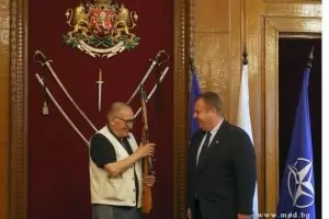 Каракачанов награди Димитър Пенев с карабина