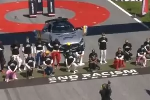 Наказаха Хамилтън и той отпадна от Топ 3 в първия старт на F1