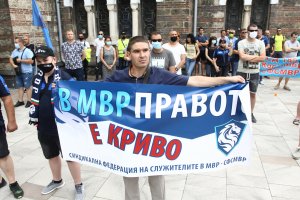 В деня на своя професионален празник десетки полицаи се събраха