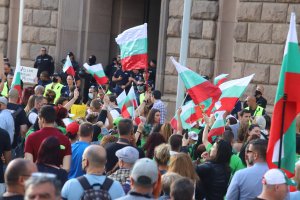Няколкохиляди са вече протестиращите пред Министерски съвет В петия ден