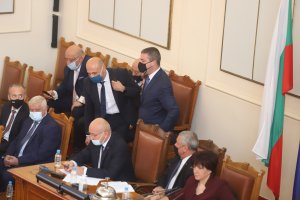 С типичния си назидателен и арогантен тон финансовият министър Владислав