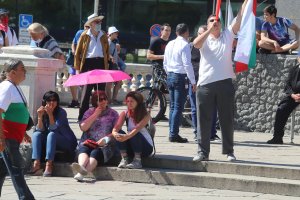 Знамена на синдикат Защита бяха забелязани по време на 13 ия