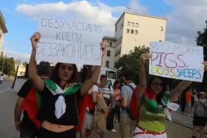 Съюзът на ППДБ с Борисов и Пеевски обезсмисли протестите