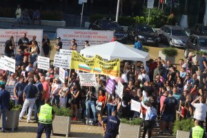 Под натиска на протестиращите пред Народното събрание хазартни фирми депутатите коригираха