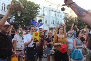 Стотици столичани са се събрали пред Съдебната палата където се