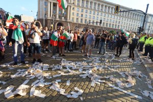 Хиляди протестиращи излизат в София и страната за 15 пореден
