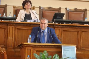 Въпреки критичните забележки които получиха ГЕРБ и Обединени патриоти прокараха