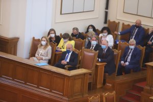 Час след началото на пленарното заседание на което се разглеждат