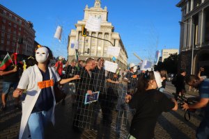 За 19 и пореден ден хиляди хора недоволни от статуквото в