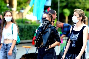 Задължението за носене на маски в търговски и обществени обекти