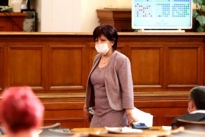 Председателят на Народното събрание Цвета Караянчева размотава искането на социалистите