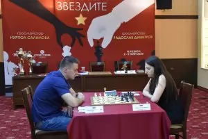 Двубоят на звездите започна с реми между Димитров и Салимова