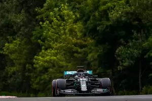 Само дъждът спря "Мерцедес" в първия ден в Унгария