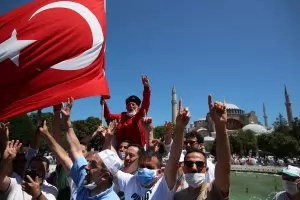 Хиляди турци се събраха за първа молитва в "Света София"