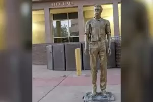 Паметник на педофила Джефри Епщайн поставиха в Ню Мексико
