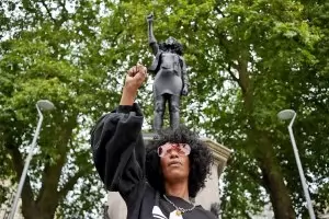 Статуя на черна активистка замени обезглавен роботърговец на Острова
