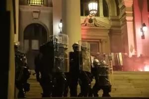 Протестиращи в Белград нахлуха в парламента
