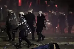 Снощните сблъсъци в Белград завършиха с един ранен