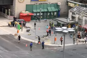 Автомобил с пил шофьор се вряза в тълпа в Берлин