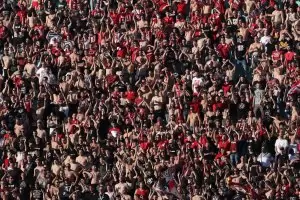 Феновете пак убедиха властите да отворят стадионите