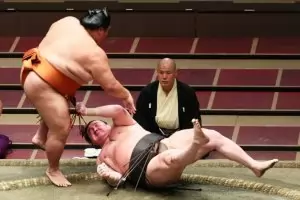 Аоияма спечели 5-а схватка в Токио