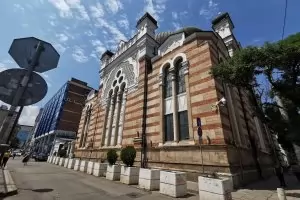 Прокурори търсят кой е разлепил некролози на Хитлер върху синагогата