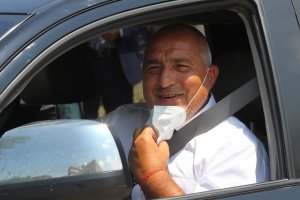 На фона на антиправителствените протести в центъра на София премиерът Бойко