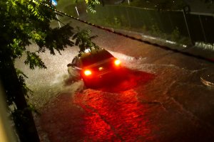 Разразилата се в понеделник срещу вторник буря в София показа