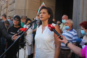 С голям екшън пред сградата на БНТ приключи 16 ият протест