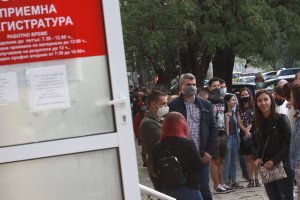 Втори ден лабораториите за PCR тестове се вият опашки заради