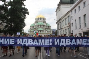 Вдъхновена от продължаващите повече от месец протести авторката на десетки