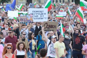 За седми пореден ден десетки хиляди българи се стичат по